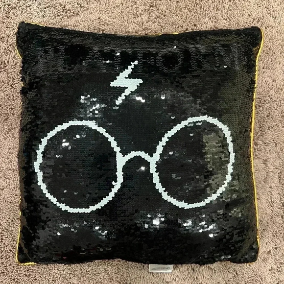 Harry Potter glasses 9 3/4 platform flipsy flip sequin pillow black 15.5 x 15.5 - Picture 1 of 11